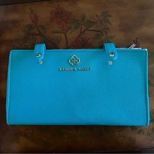 Kendra Scott vinyl leather jewelry case 14x8”. Great for traveling.
